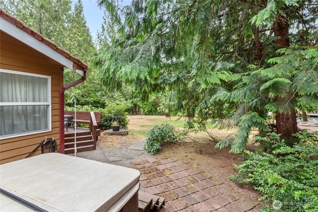 41 E Westlake Place, Allyn, WA 98524