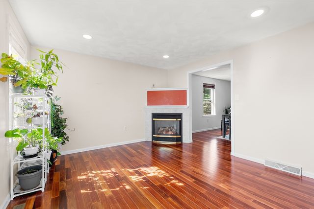 9 Rhodes St, Billerica, MA 01821
