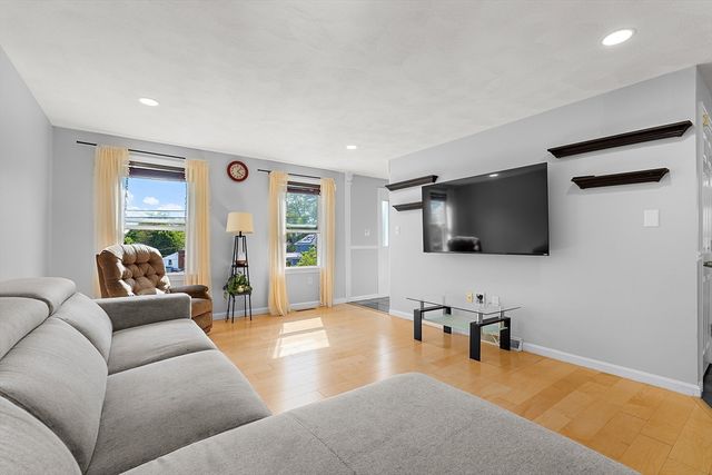 9 Rhodes St, Billerica, MA 01821