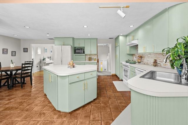 138 Kotlik St, Stoughton, MA 02072