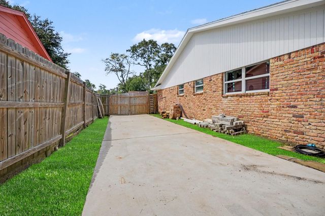 5003 Meadow Lark Lane, Dickinson, TX 77539