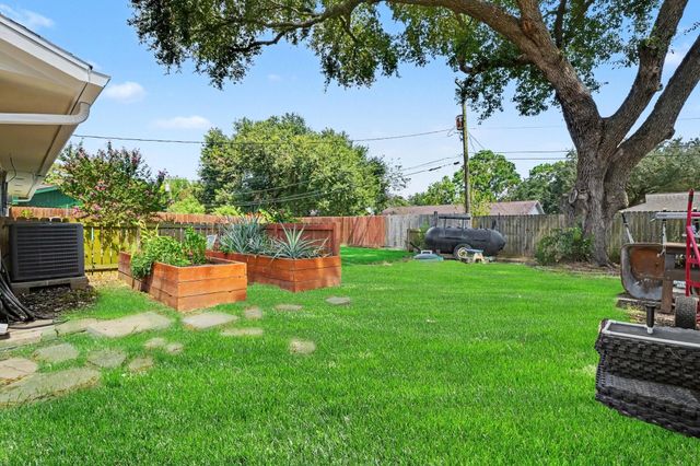 5003 Meadow Lark Lane, Dickinson, TX 77539
