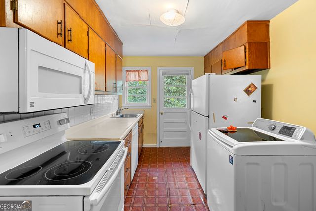 2592 Woodridge Drive, Decatur, GA 30033