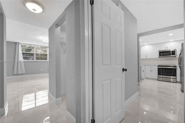7100 NW 17th St 305, Plantation, FL 33313