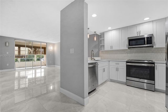 7100 NW 17th St 305, Plantation, FL 33313