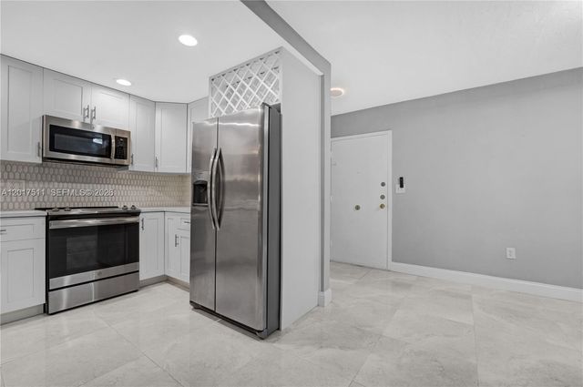7100 NW 17th St 305, Plantation, FL 33313