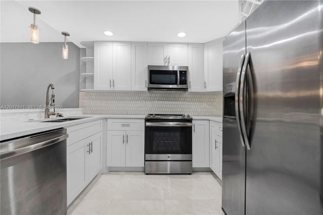 7100 NW 17th St 305, Plantation, FL 33313