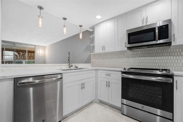 7100 NW 17th St 305, Plantation, FL 33313