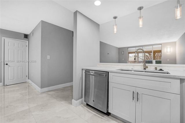 7100 NW 17th St 305, Plantation, FL 33313