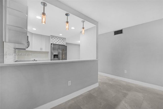 7100 NW 17th St 305, Plantation, FL 33313