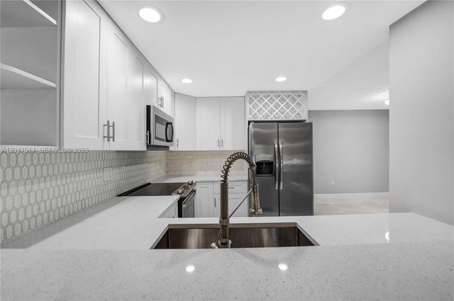 7100 NW 17th St 305, Plantation, FL 33313
