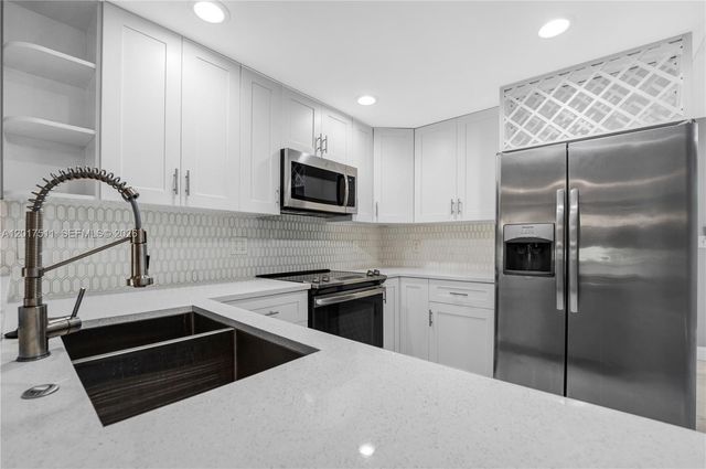 7100 NW 17th St 305, Plantation, FL 33313