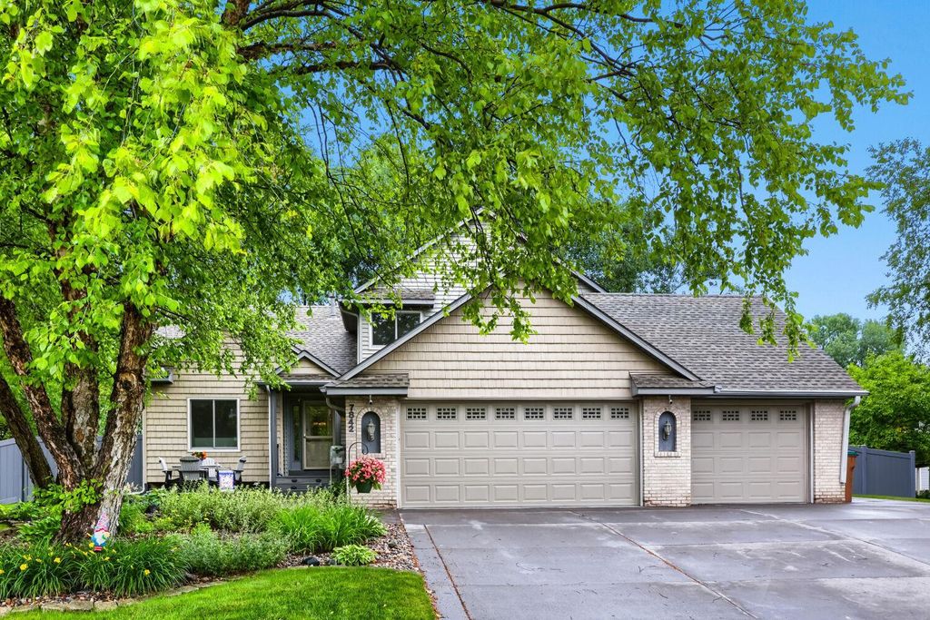 7842 20th Street N, Oakdale, MN 55128