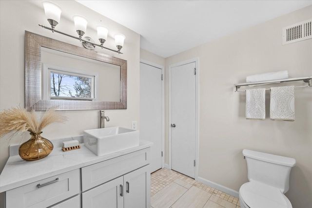 6165 N Santa Monica BOULEVARD, Whitefish Bay, WI 53217