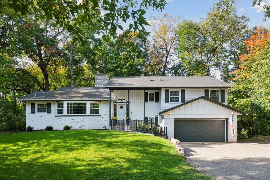 522 Shadyway Road, Wayzata, MN 55391