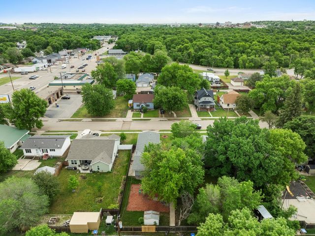 305 18TH ST NW, Minot, ND 58703