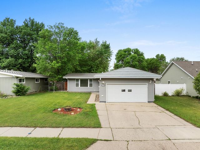 305 18TH ST NW, Minot, ND 58703