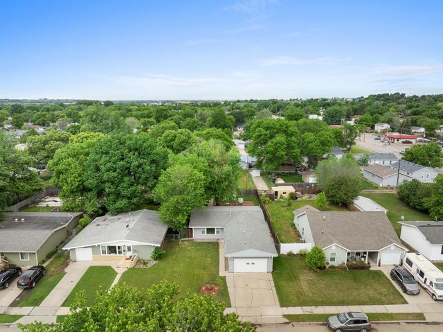 305 18TH ST NW, Minot, ND 58703