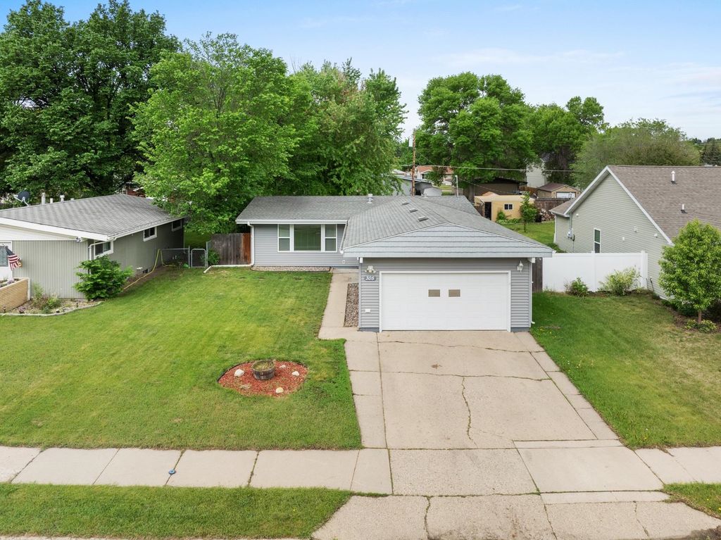 305 18TH ST NW, Minot, ND 58703