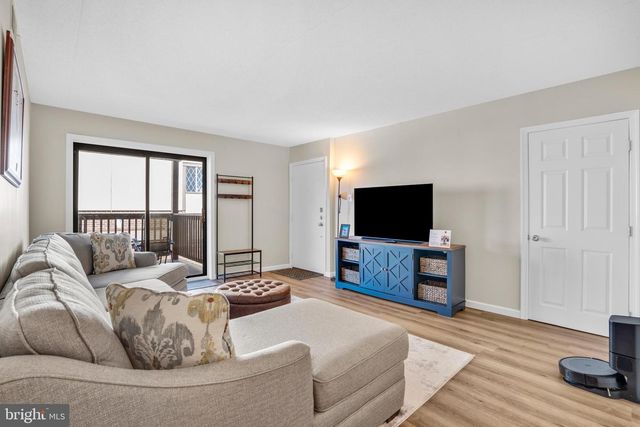 5200 HILLTOP DR #W-16, Brookhaven, PA 19015
