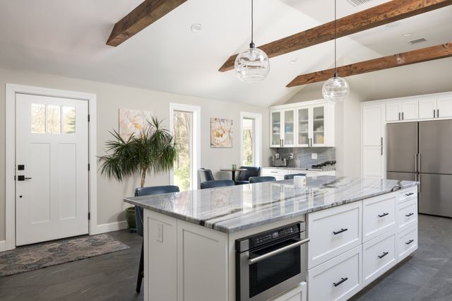 11 Walnut St, Freetown, MA 02702