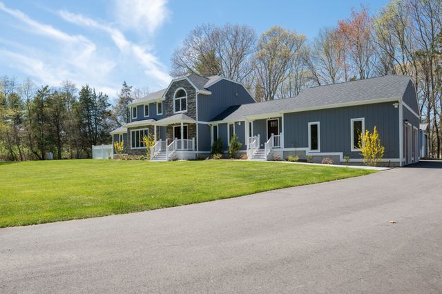 11 Walnut St, Freetown, MA 02702