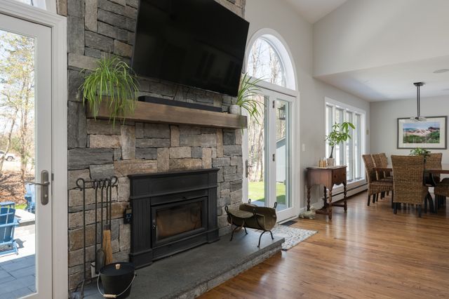 11 Walnut St, Freetown, MA 02702