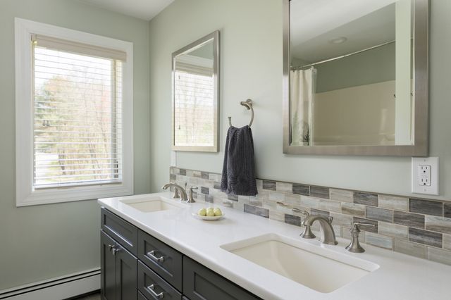 11 Walnut St, Freetown, MA 02702
