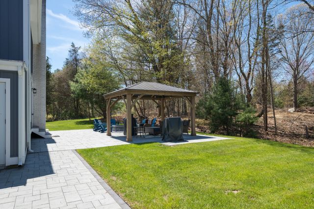 11 Walnut St, Freetown, MA 02702