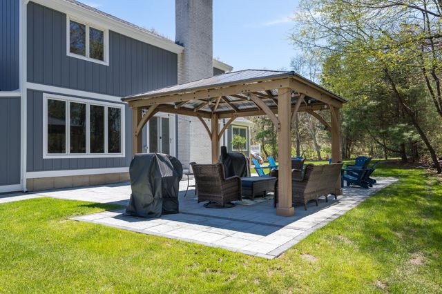 11 Walnut St, Freetown, MA 02702