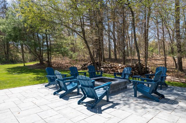 11 Walnut St, Freetown, MA 02702