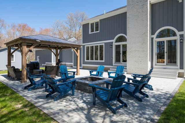 11 Walnut St, Freetown, MA 02702