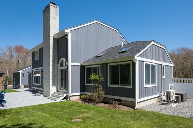 11 Walnut St, Freetown, MA 02702