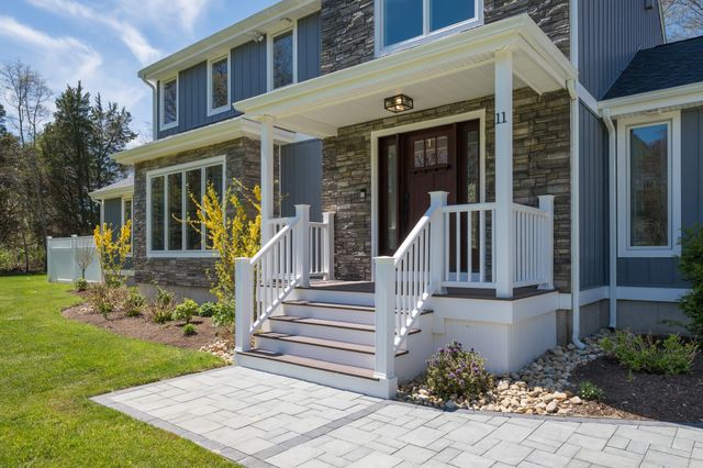 11 Walnut St, Freetown, MA 02702