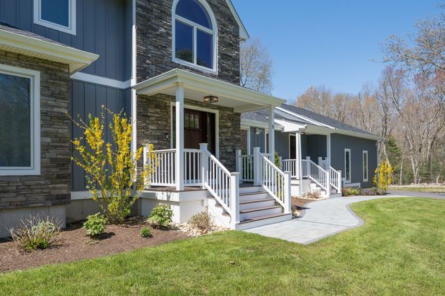 11 Walnut St, Freetown, MA 02702