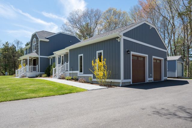 11 Walnut St, Freetown, MA 02702