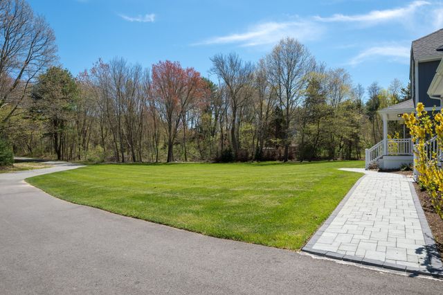 11 Walnut St, Freetown, MA 02702