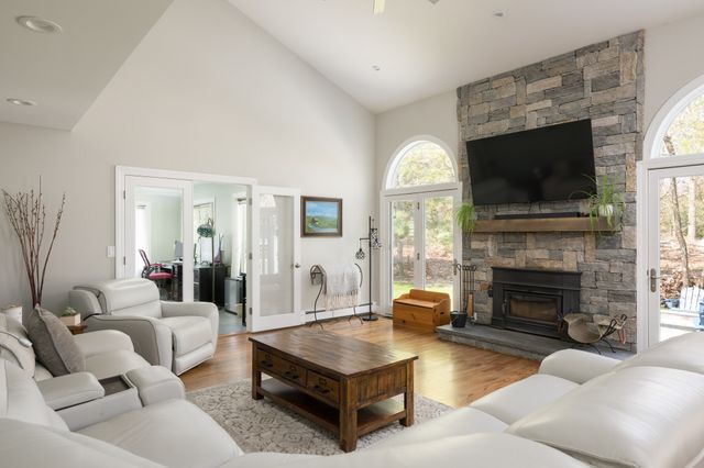11 Walnut St, Freetown, MA 02702