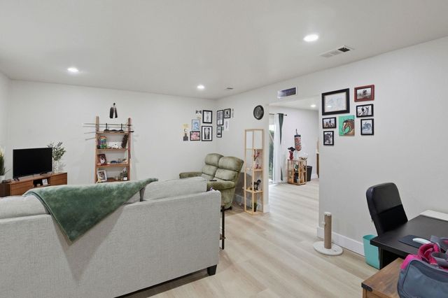 2155 2155 Chestnut St, Livermore, CA 94551