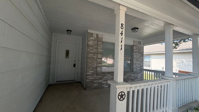 8411 CRINUM LILY DR, Converse, TX 78109