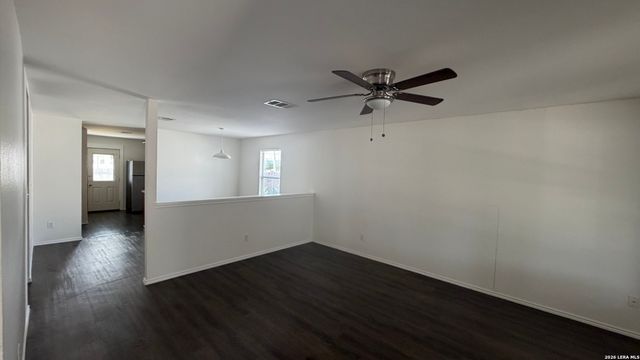 8411 CRINUM LILY DR, Converse, TX 78109