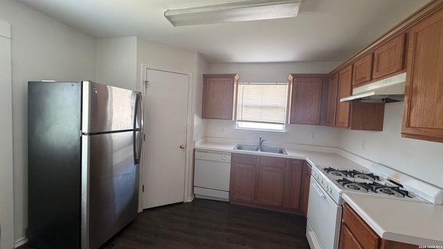 8411 CRINUM LILY DR, Converse, TX 78109