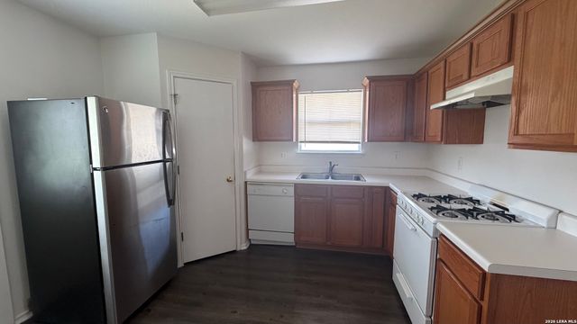 8411 CRINUM LILY DR, Converse, TX 78109
