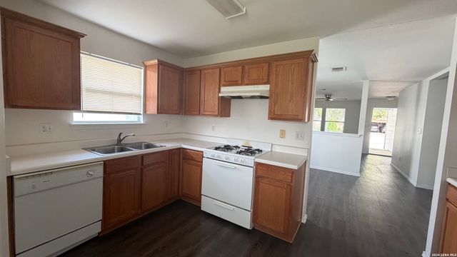 8411 CRINUM LILY DR, Converse, TX 78109