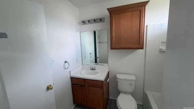 8411 CRINUM LILY DR, Converse, TX 78109