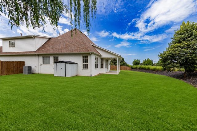 5087 S Strathmore Station Drive, Rogers, AR 72758