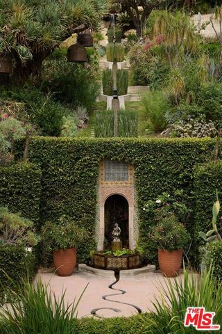 2666 Aberdeen Avenue, Los Angeles, CA 90027