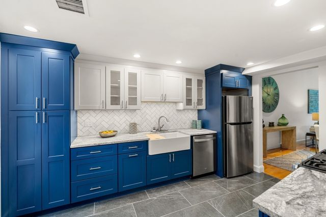 11 S Stone Mill Dr 712, Dedham, MA 02026