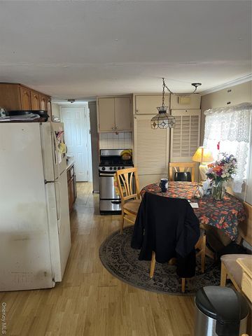 150 Main Street 32, Islip, NY 11751