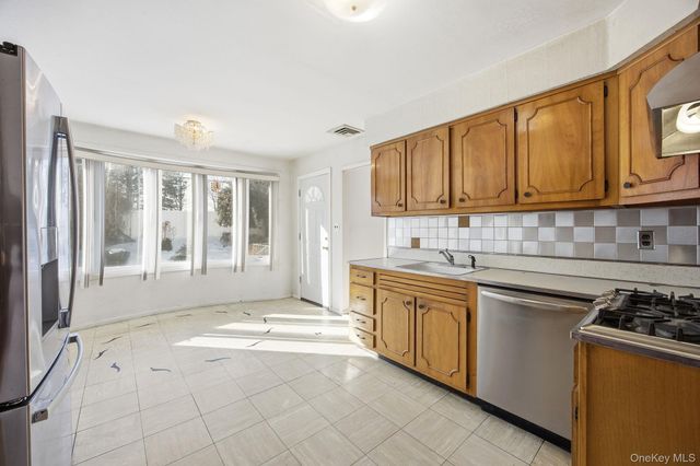 87 Executive Drive, New Hyde Park, NY 11040